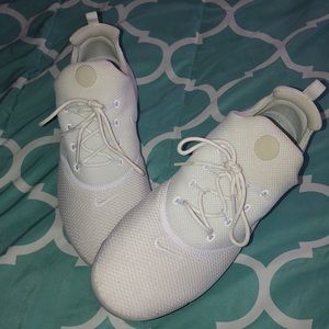 White Nike Men’s/Women’s Presto Sneakers